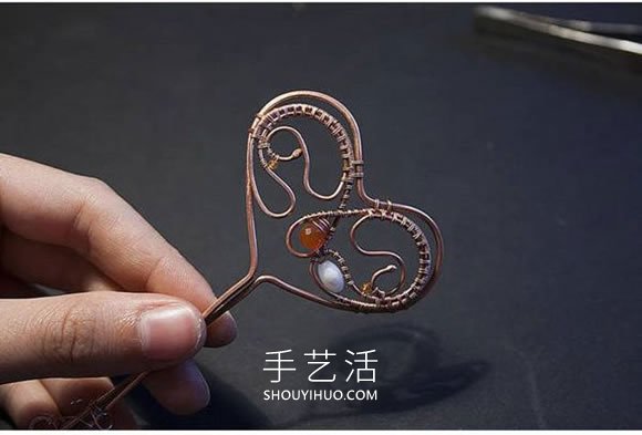 铜线手工制作爱心钥匙吊坠的做法教程- www.aizhezhi.com