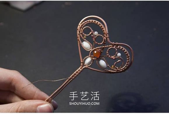 铜线手工制作爱心钥匙吊坠的做法教程- www.aizhezhi.com