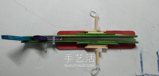 雪糕棍手工制作纸飞机橡皮筋弹射器的做法- www.aizhezhi.com