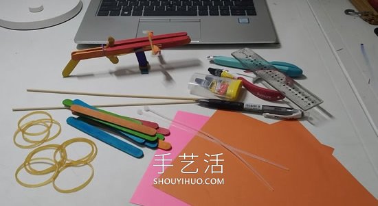 雪糕棍手工制作纸飞机橡皮筋弹射器的做法- www.aizhezhi.com