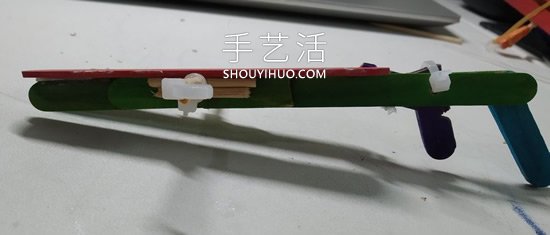 雪糕棍手工制作纸飞机橡皮筋弹射器的做法- www.aizhezhi.com