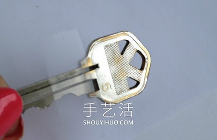 DIY闪闪发光的指甲油钥匙手工改造教程- www.aizhezhi.com