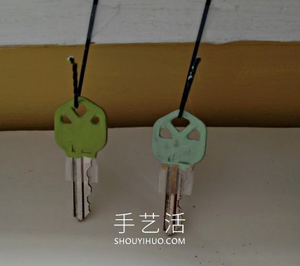 DIY闪闪发光的指甲油钥匙手工改造教程- www.aizhezhi.com